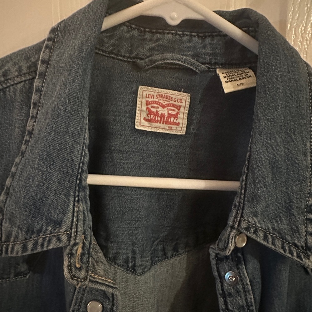 Levi’s Denim
Snap Button
Size Large